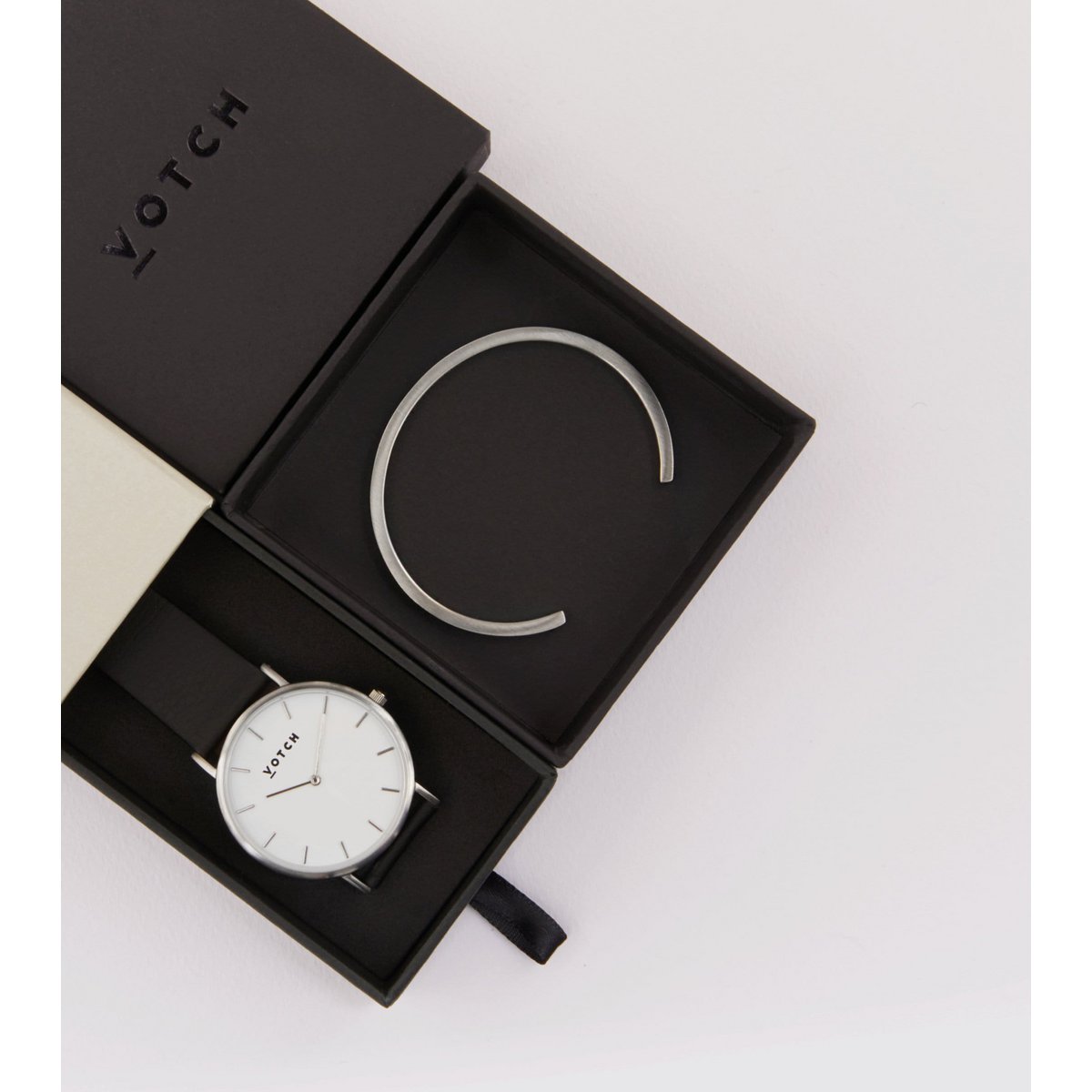 Zilveren armband met klassiek zilver en zwart horloge