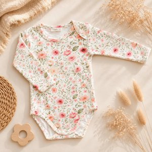 Babyrompertje met lange mouwen en bloemen – Zachtroze tuinprint