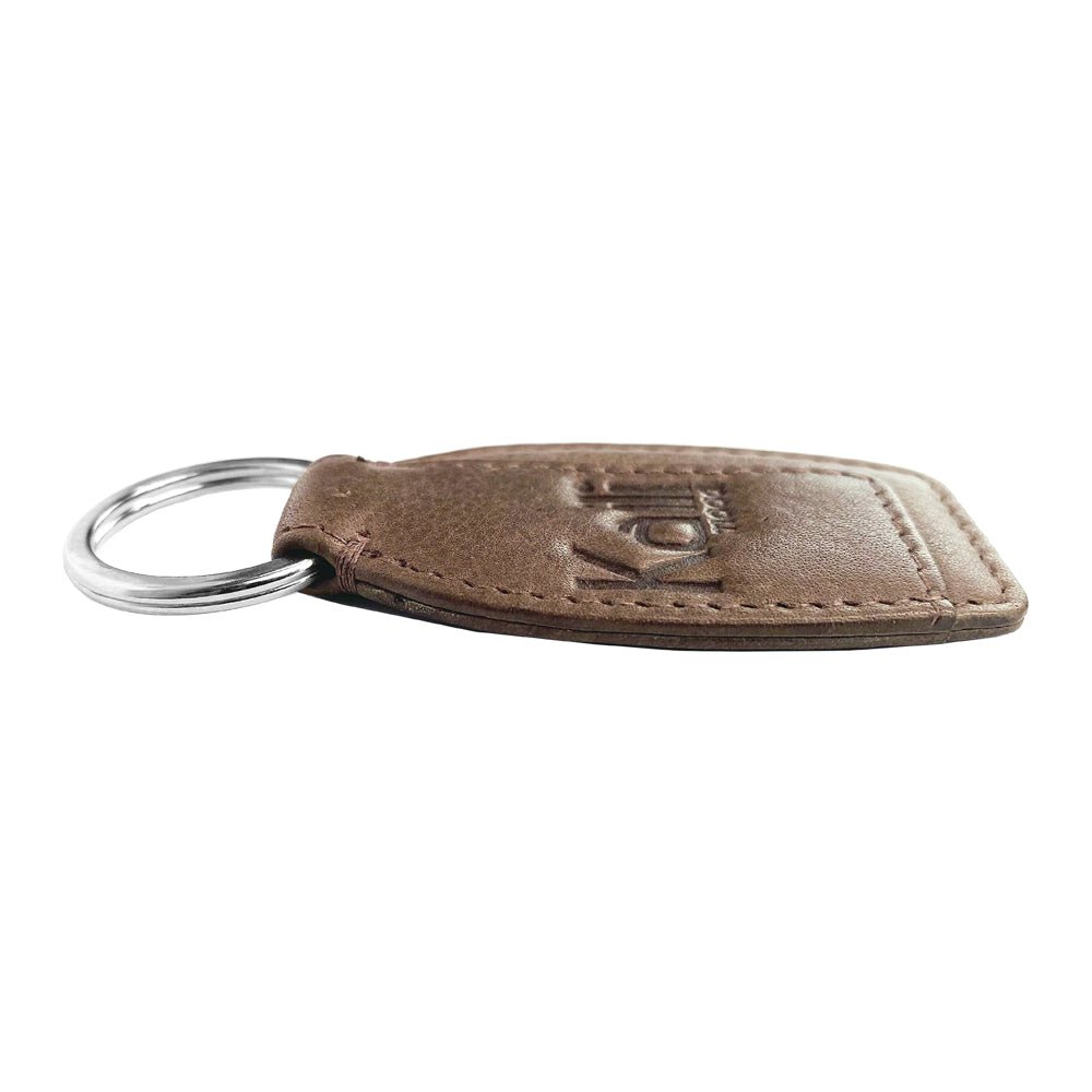 K10753IB | Schlüsselanhänger aus echtem Vollnarbenleder mit leichter Narbung. Schlammfarbe. Ring aus poliertem Nickel. Gesamtmaße: 3,5 x 9 x 0,5 cm. Verpackung: Geschenkbox mit starrem Boden/Deckel