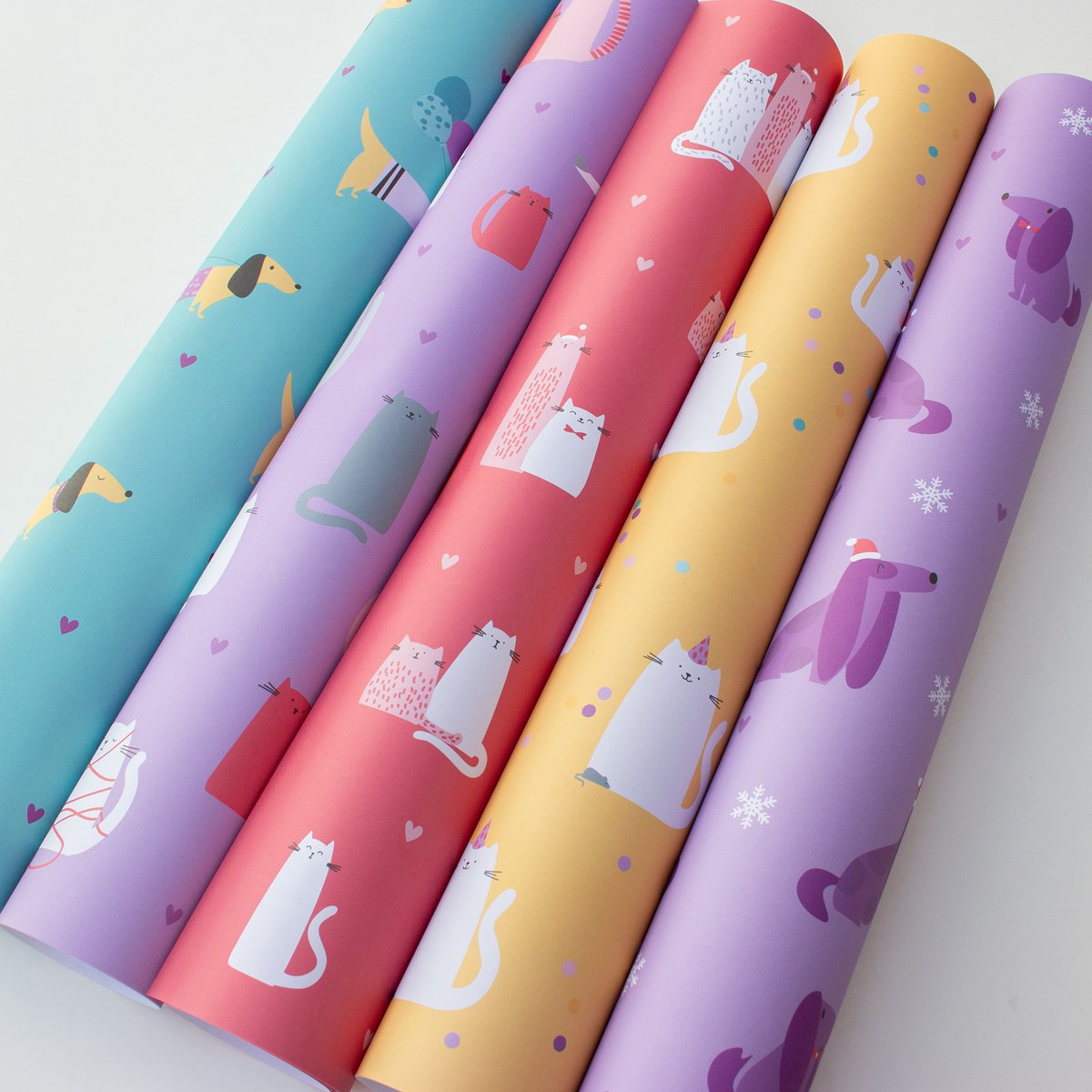 Świąteczny papier do pakowania z kotami „Christmas Cats” w kolorze czerwonym