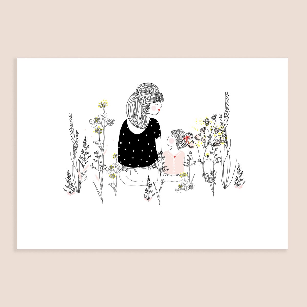 Estampado Vegetal Break - Vista trasera Mujer Sentada mirando a su Hija Top Rosa o Hijo Top Rayado Azul y Plantas