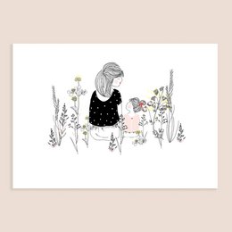 Estampado Vegetal Break - Vista trasera Mujer Sentada mirando a su Hija Top Rosa o Hijo Top Rayado Azul y Plantas
