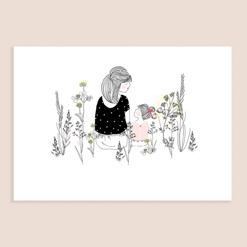 Estampado Vegetal Break - Vista trasera Mujer Sentada mirando a su Hija Top Rosa o Hijo Top Rayado Azul y Plantas
