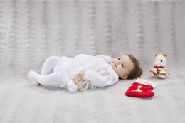 Pierwszy zestaw bożonarodzeniowy małej żyrafy Sophie
