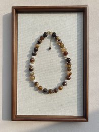 Latte Onyx & Perlehalskæde – 12 mm perlestenssmykker