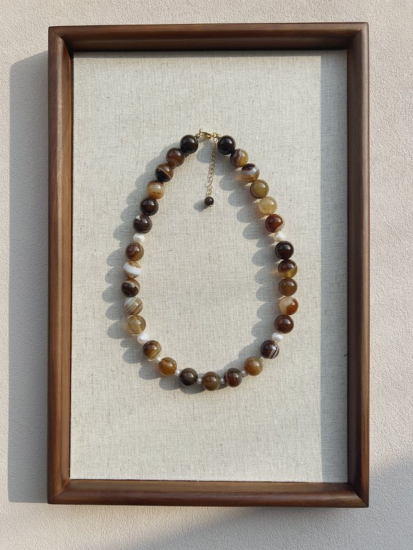 Latte Onyx & Perlehalskæde – 12 mm perlestenssmykker