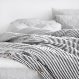 Dünner Bettbezug aus Leinen mit schwarzen Streifen