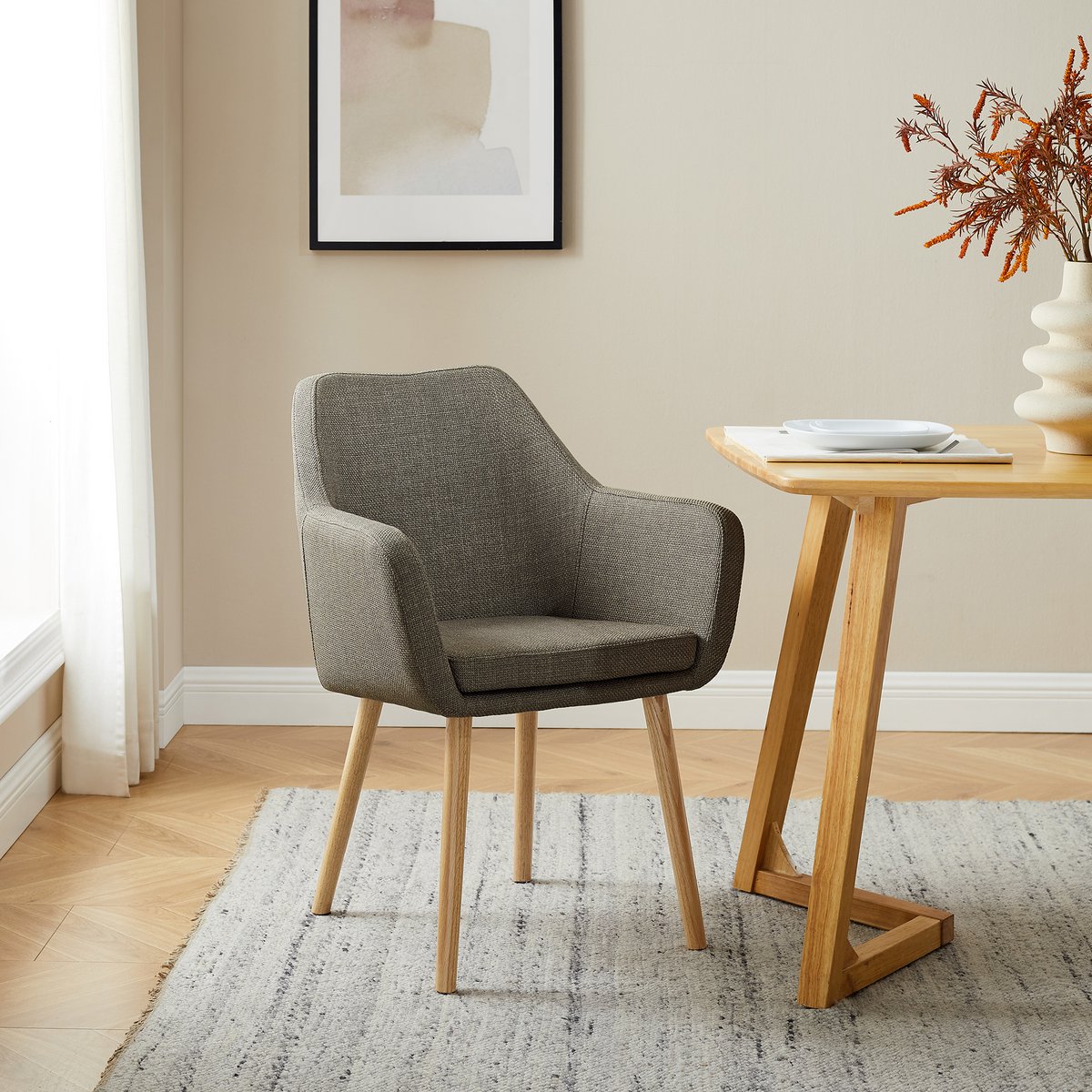 Lænestol i brunt strukturstof