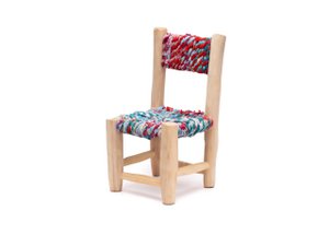 Kinderstuhl, Naturholzstuhl aus Boucherouite-Stoff und mehrfarbigem Stoff, handgefertigter Stuhl. Kindersitz