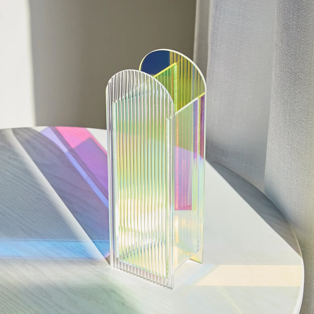 Vase en acrylique irisé au design en arc bohème et aux reflets lumineux par Pavao Studio