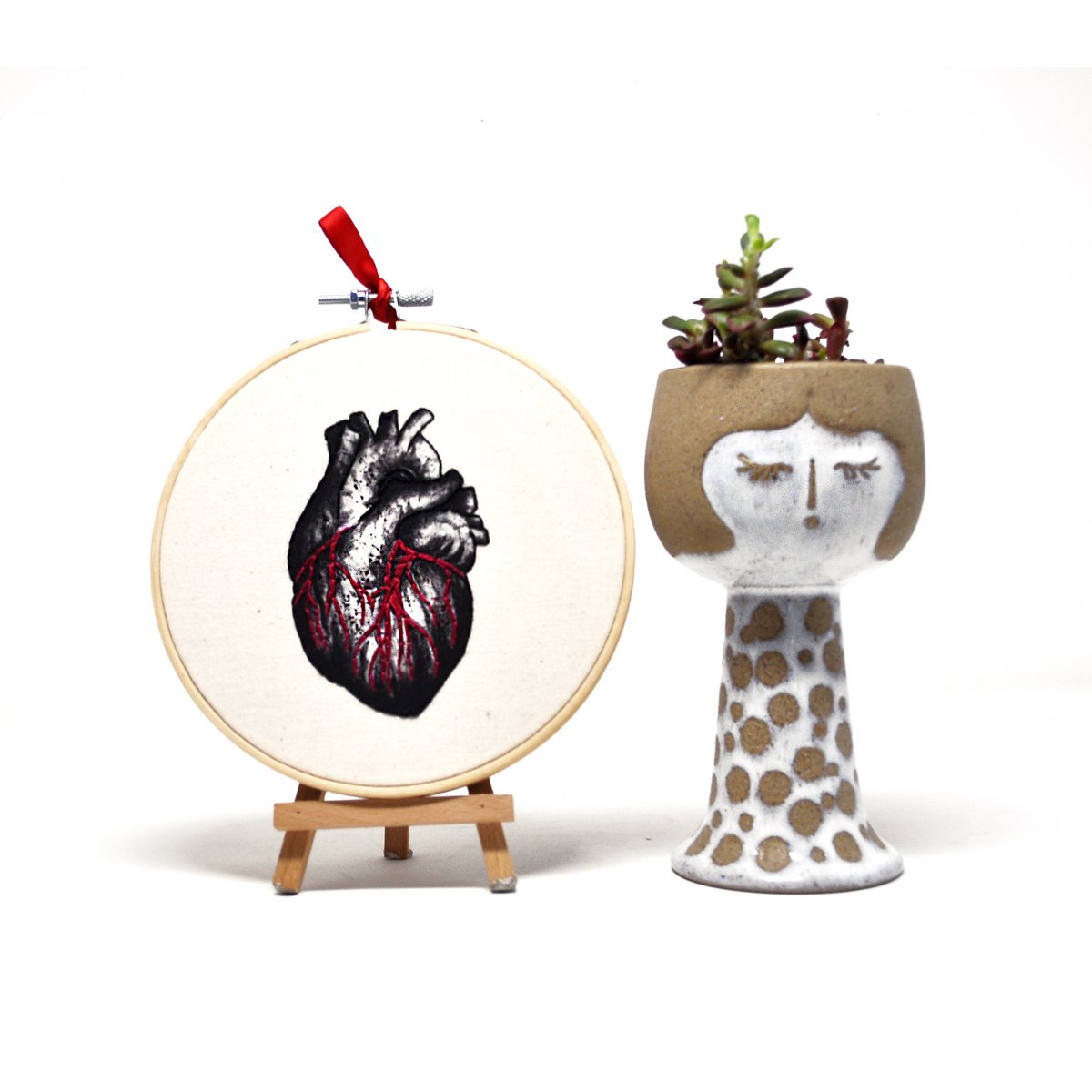 Arte da parete con telaio da ricamo fatto a mano - Cuore anatomico - Decorazione da parete in tessuto 15 cm - Regalo di San Valentino