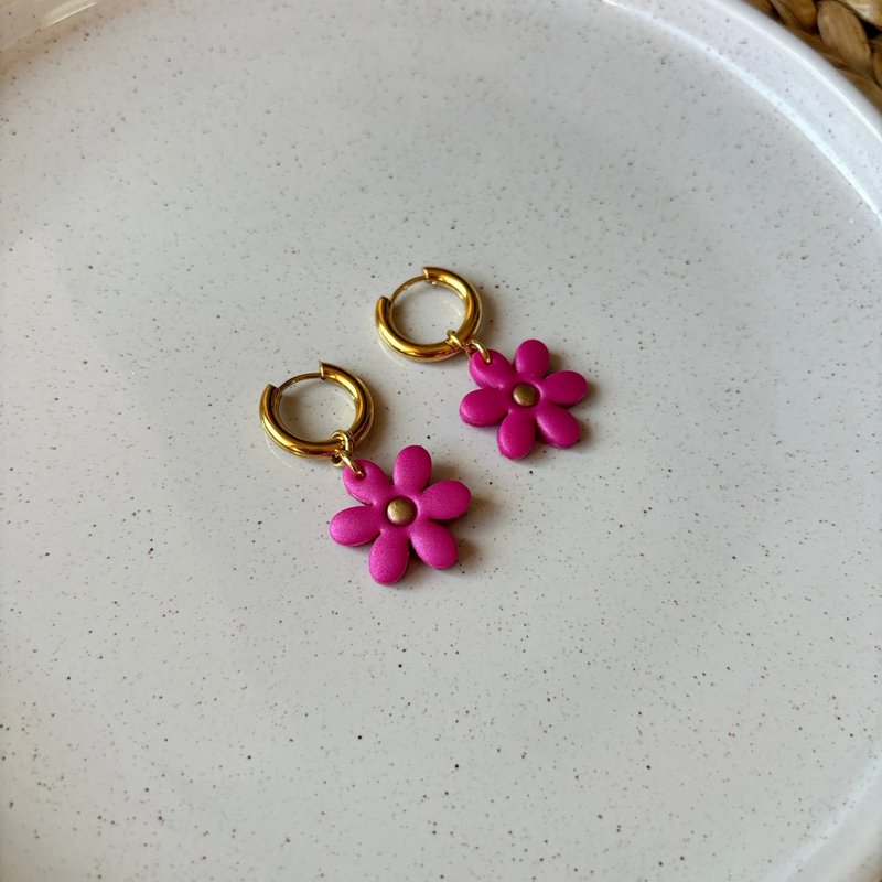 Rouge Daisy- aros - Pendientes de aro y flor fucsia