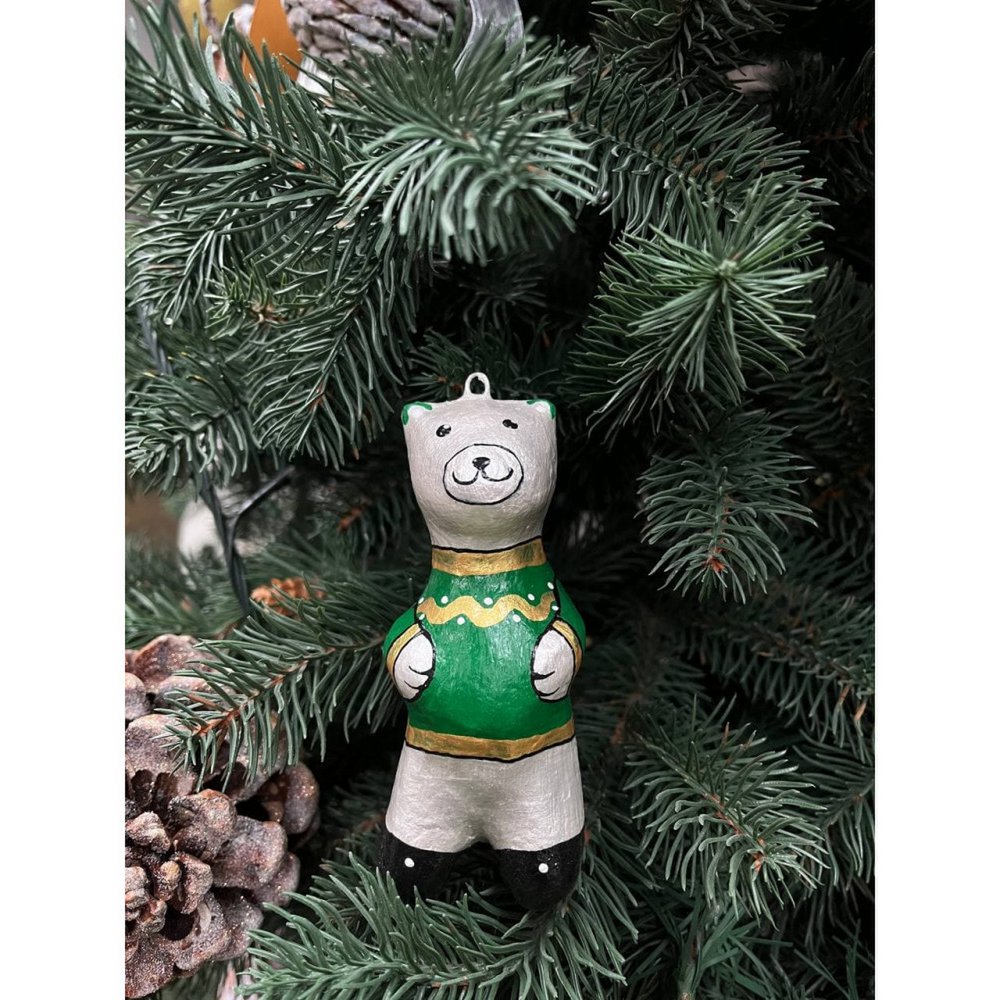 Ręcznie robiony miś polarny z papier-mache w zielonym świątecznym swetrze