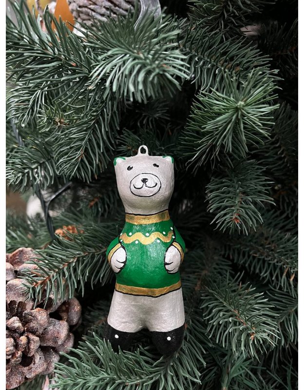 Ręcznie robiony miś polarny z papier-mache w zielonym świątecznym swetrze