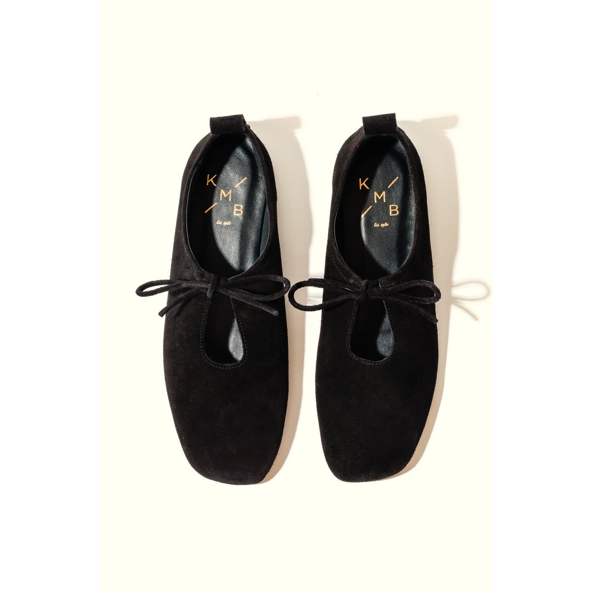 KATY BLACK – Ballerinas aus weichem Leder mit Schnürung vorne
