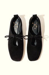 KATY BLACK – Ballerinas aus weichem Leder mit Schnürung vorne