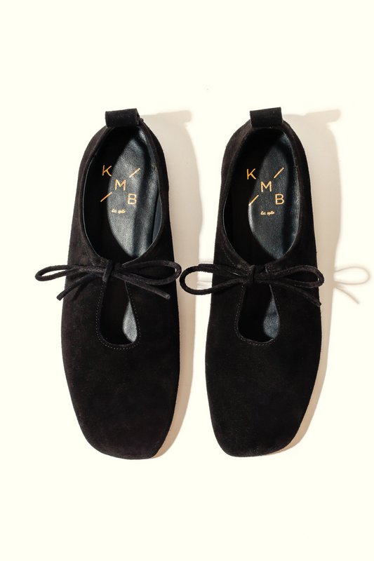 KATY BLACK – Ballerinas aus weichem Leder mit Schnürung vorne