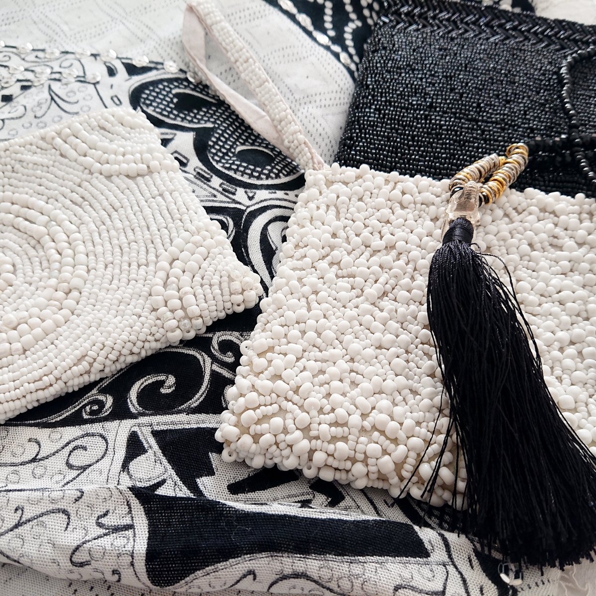 Bolsito Lola blanco con cuentas de vidrio