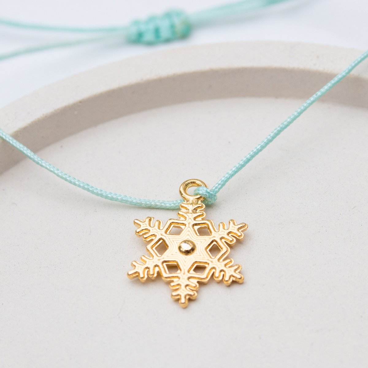 Armband auf Karte - Schneeflocke "Merry Christmas" 24K vergoldeter Anhänger - DIN A6 Recyclingkarte