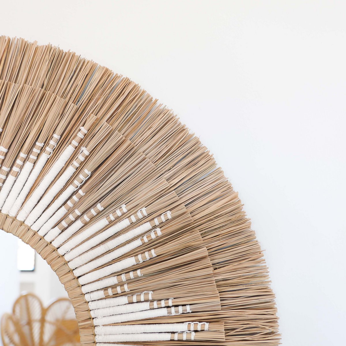 Miroir en jonc de mer avec détails en macramé - Ambon blanc ø60cm