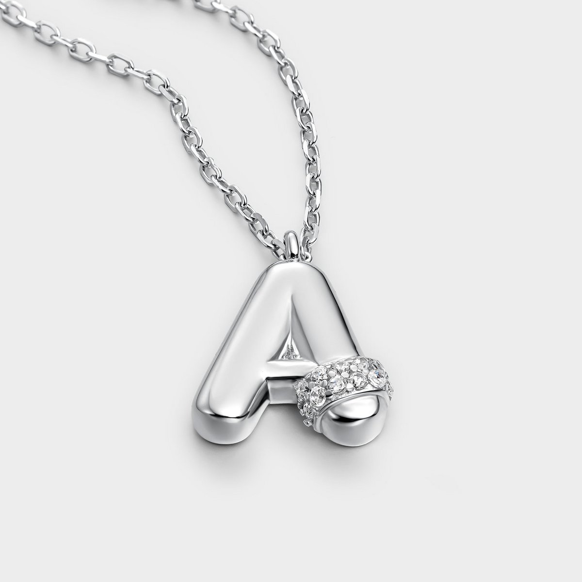 Collier avec initiale "A" avec volume, argent et ligne de zircons