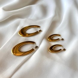 OVAL BLISS – Guld Oval Lobe Øreringe