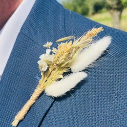 Muslingekorsage med nål med tørrede blomster 14cm
