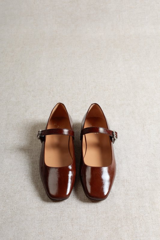 YOTA CASTAGNA BRUIN – Mary Jane flats van lakleer