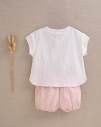 Camisa blanca y pantalones cortos a rayas de naranja M43-21502294