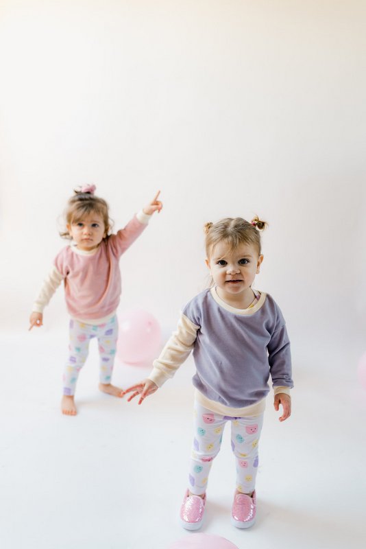 Maglione per bambini sostenibile a blocchi di colore | Viola con braccio Ecrù | 100% cotone biologico certificato GOTS