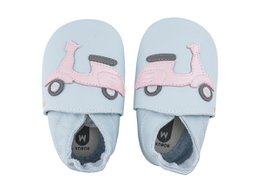  Soft, gray baby shoes with a pink scooter design. Suitable for infants and toddlers, available in sizes L, M, and S.