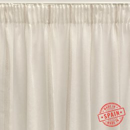 Cortina translúcida de color beige confeccionada en cinta multifunción (cinta fruncidora o pasabarras). Visillo Jacquard de rayas vertikale fabrikation med materialer reciclados og calidad. Naturlige farver og kalidos. Cortinas para salón, dormitorio