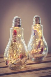 Lampada da tavolo con fiori secchi