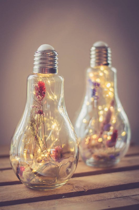 Bordlampe med tørrede blomster