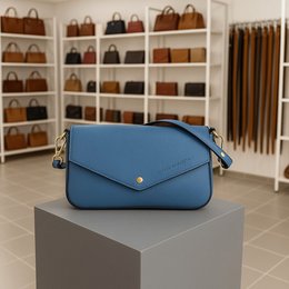 RB1023P | Kleine Umhängetasche mit abnehmbarem Kettenschultergurt aus echtem Leder, hergestellt in Italien. Verschlussklappe. Accessoires aus poliertem Goldmetall – Farbe Luftwaffenblau – Maße: 22 x 12 x 3 cm