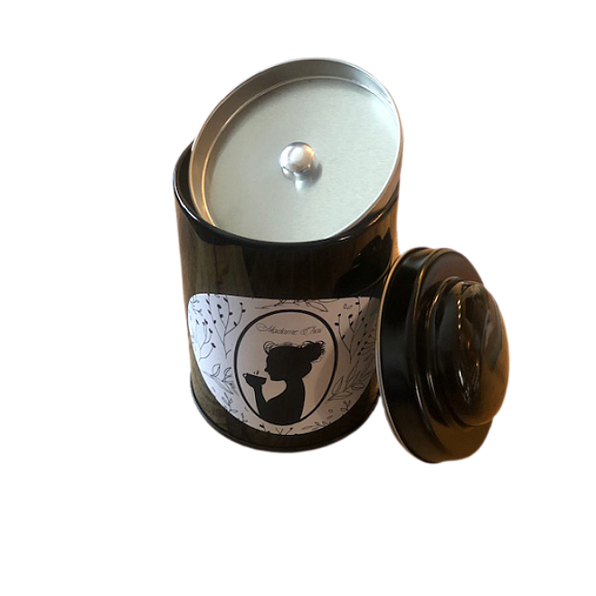 Madame Chai hält Teedose