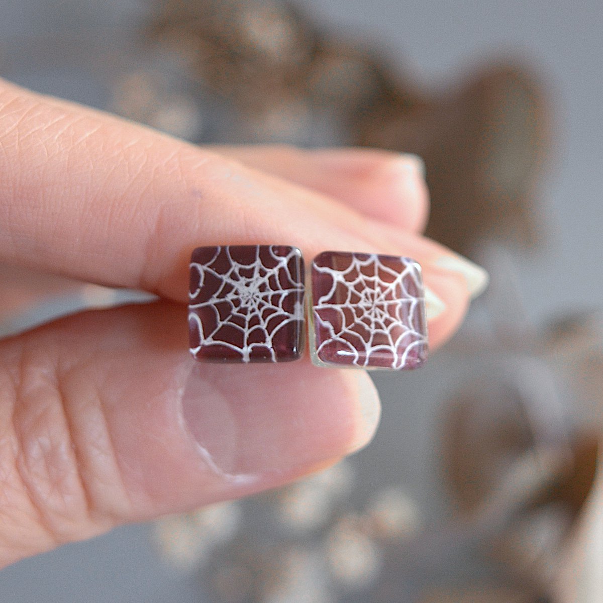 Boucles d'oreilles uniques en toile d'araignée, Couleur violet foncé, Verre recyclé et argent sterling