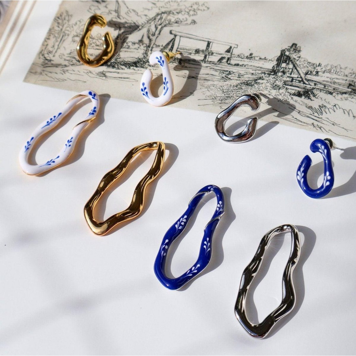 Boucles d'oreilles 2 en 1 en émail Varia — Bleu et doré