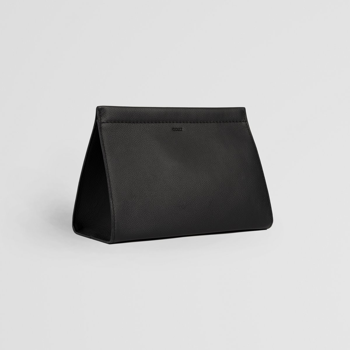 Borsa da toilette minimalista in pelle nera con sistema di chiusura magnetica