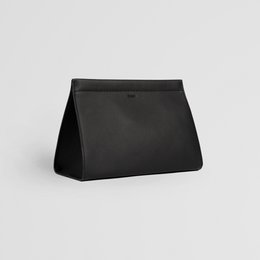 Trousse de toilette minimaliste en cuir noir avec système de fermeture magnétique