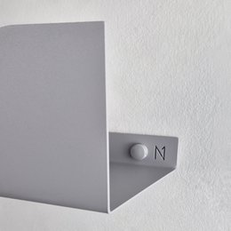 Estante de pared de metal gris bauhaus