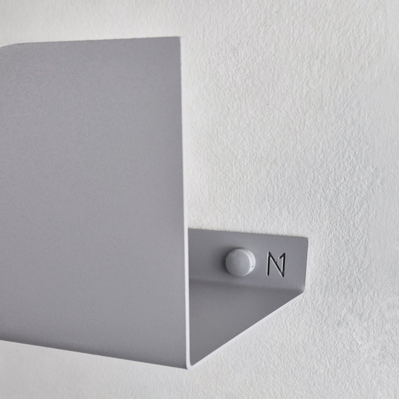 Estante de pared de metal gris bauhaus