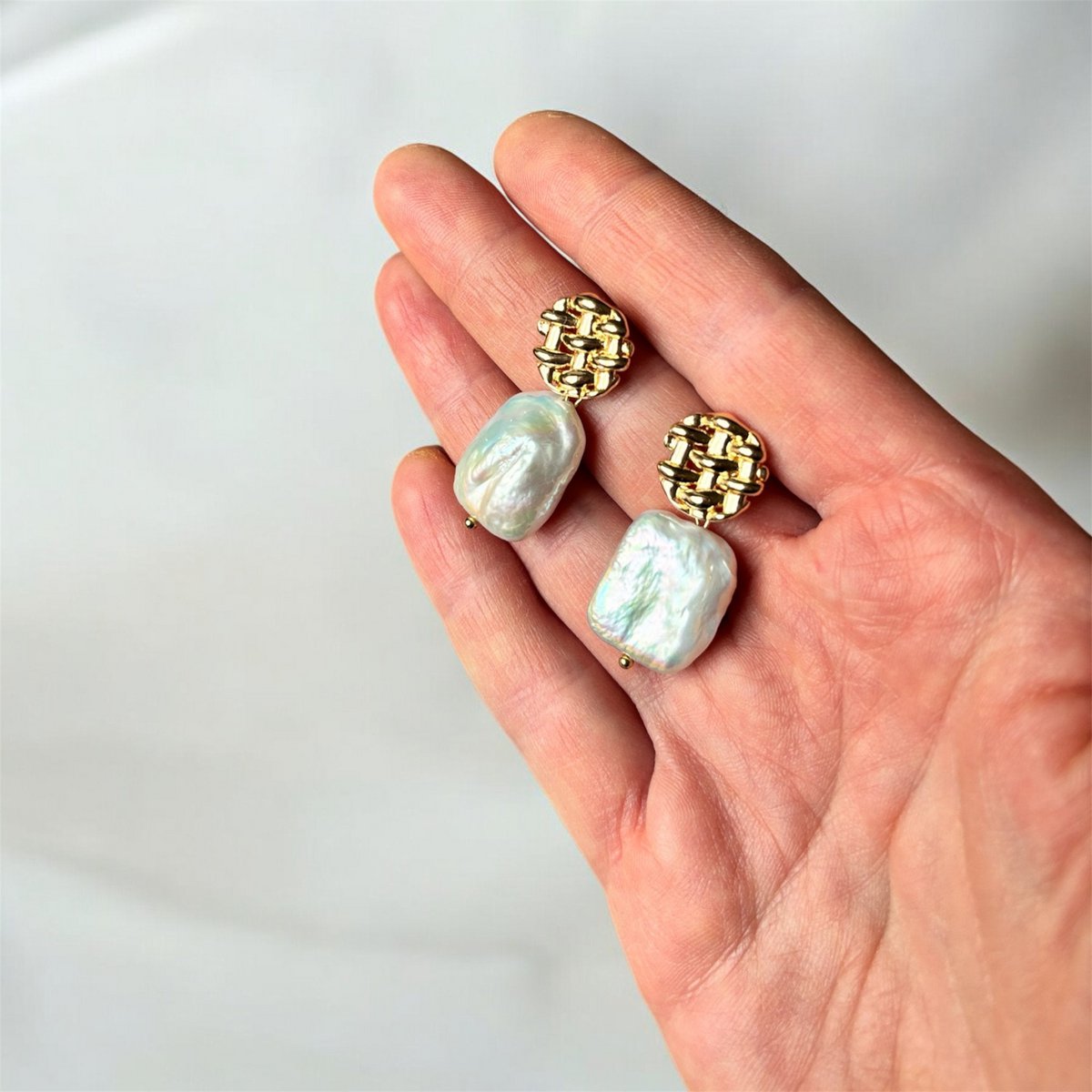 ARYA – Ohrringe mit rechteckiger Barockperle und Goldnadel