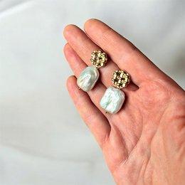 ARYA – Ohrringe mit rechteckiger Barockperle und Goldnadel