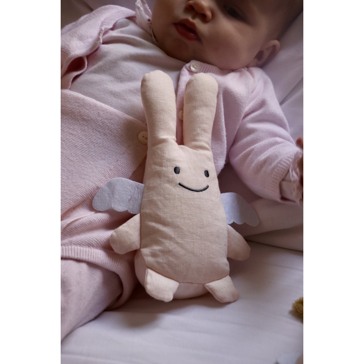 Peluche Angel Rabbit - Rosa empolvado con sonajero 20Cm Algodón orgánico