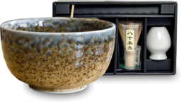 Edo Ki Matchaset XL, giftbox - Ceramic matcha bowl with speckled brown and gray glaze, includes bamboo whisk and scoop in a gift box.