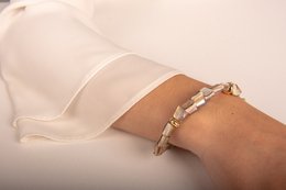 Elegant bracelet with natural mother-of-pearl beads in a variety of shapes and colors, creating a unique and stylish accessory.