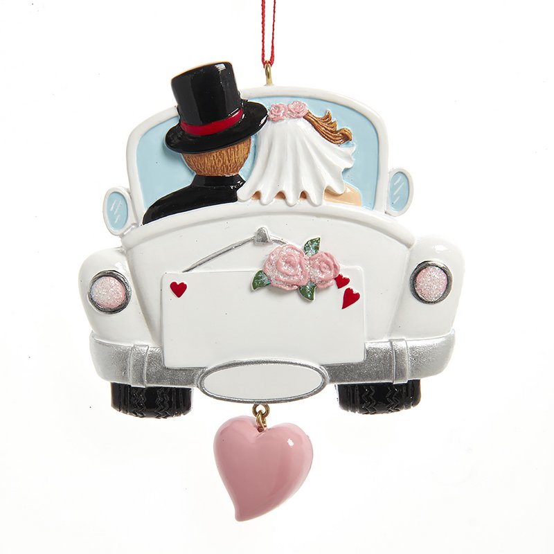 COUPLE DE MARIAGE EN RÉSINE EN VOITURE