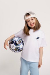 Camiseta hecha de algodón con bordado de fútbol