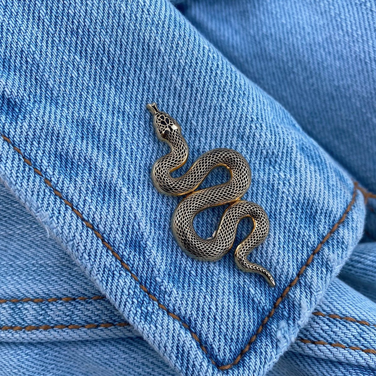 Spilla in metallo dorato "Serpente"